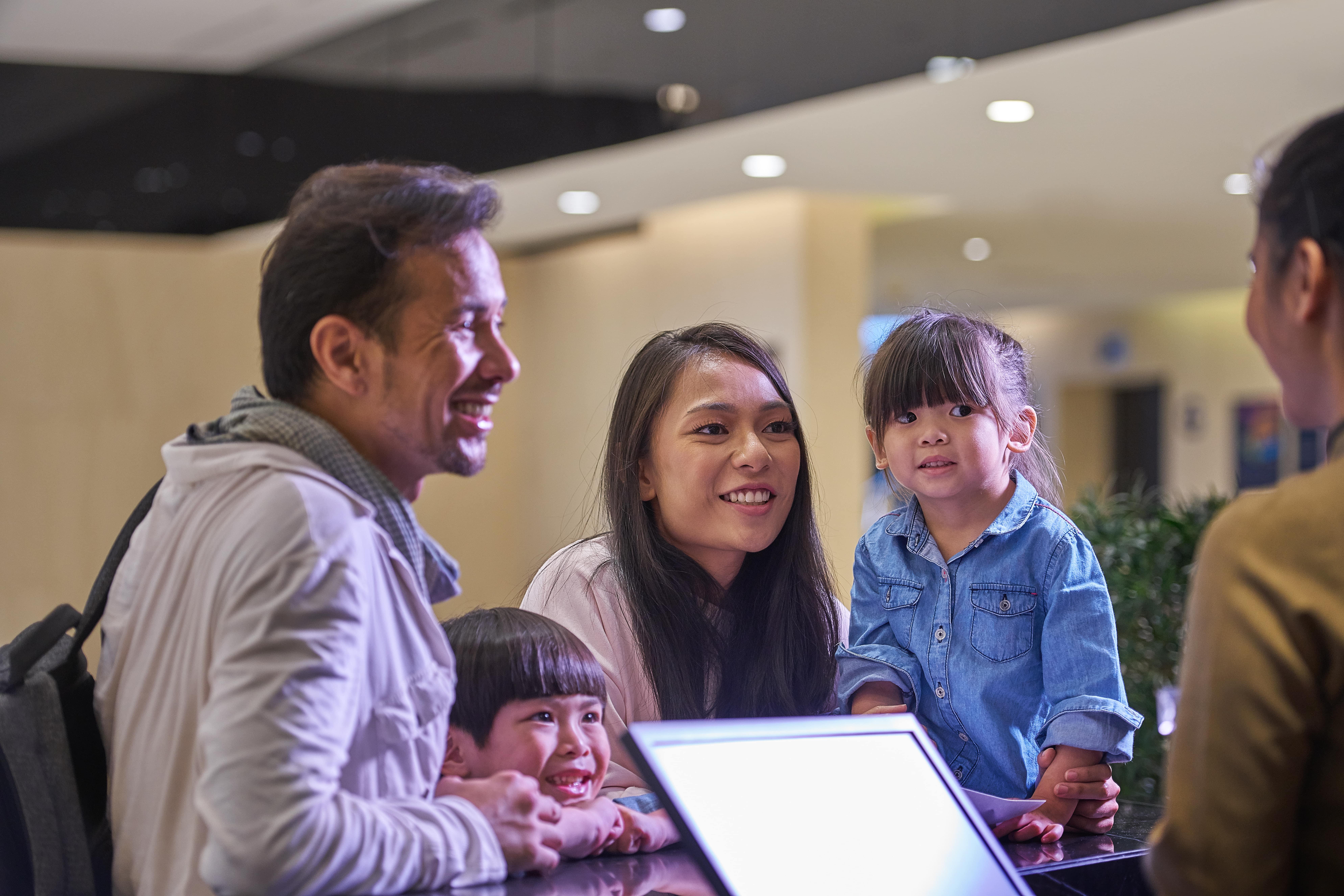Grand Ion Delemen Hotel Genting Highlands Zewnętrze zdjęcie Family at the airport