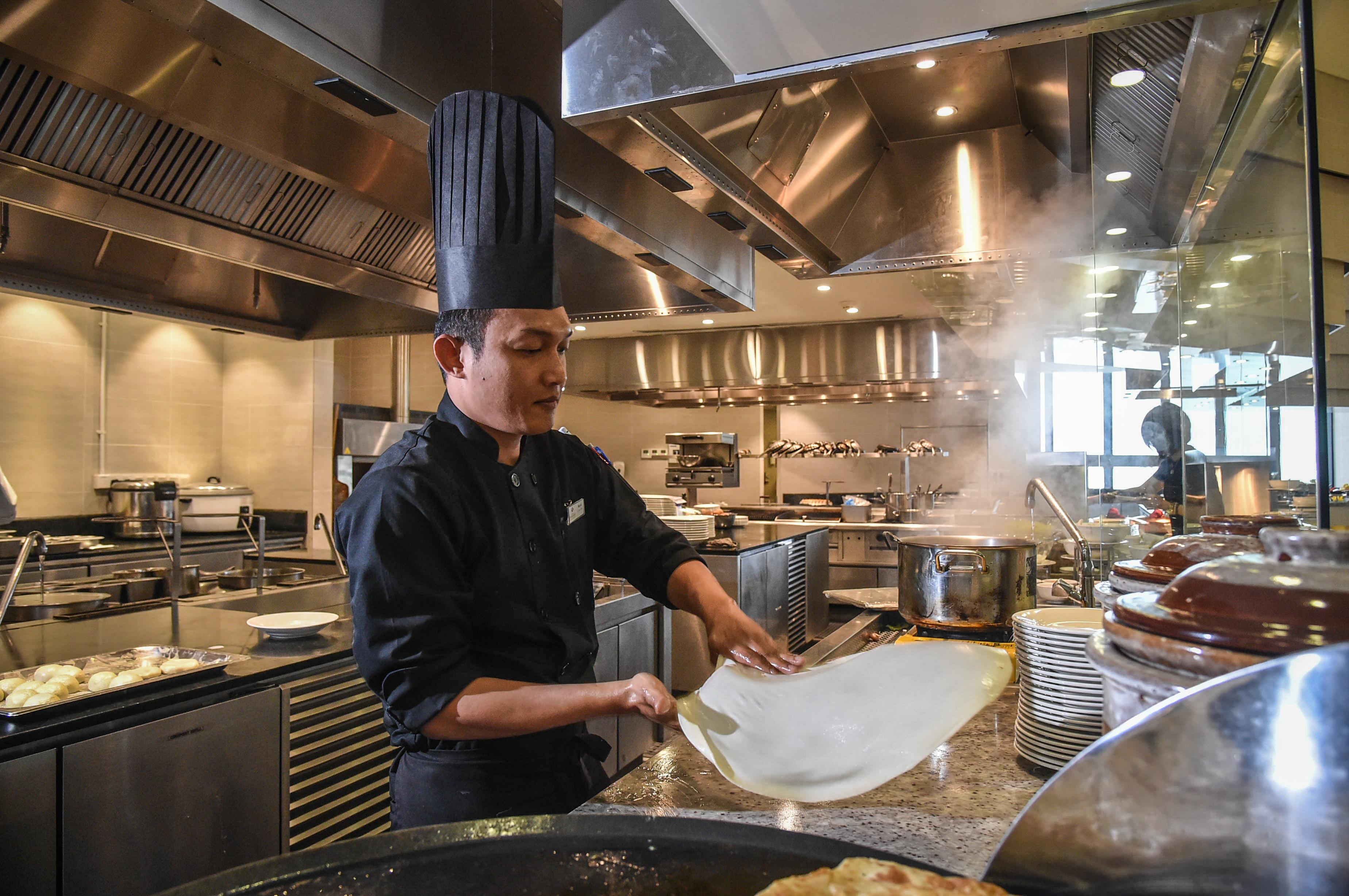 Grand Ion Delemen Hotel Genting Highlands Zewnętrze zdjęcie A chef preparing rice noodles